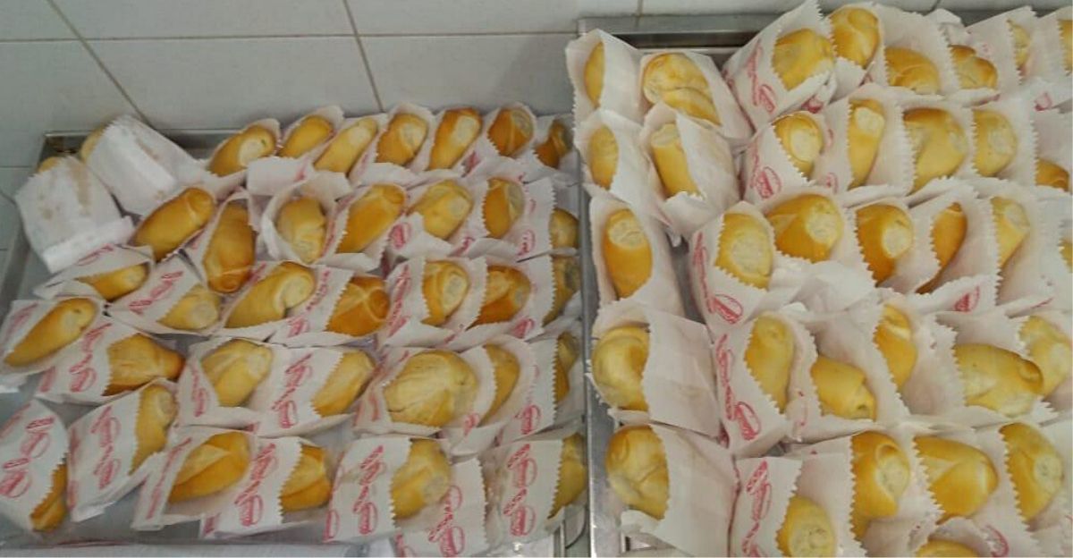 Reeducandos do sistema prisional fabricam pães para pessoas em situação de rua