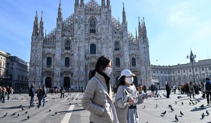 Pontos turísticos simbólicos, como a Catedral de Milão (Duomo), foram fechados - Foto: ANDREAS SOLARO / AFP
