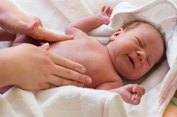 Pais de bebês recém nascidos e crianças precisam estar atentos - foto: Shutterstock

