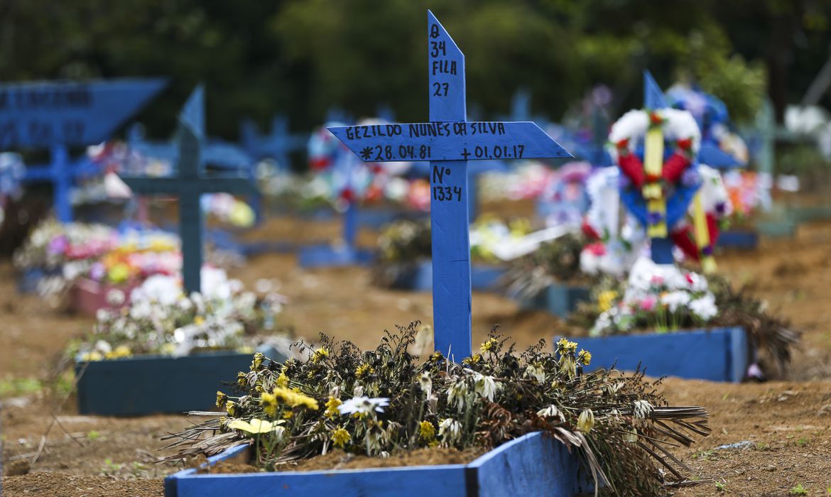 Manaus registra enterros simultâneos, aglomeração e coveiro sem proteção