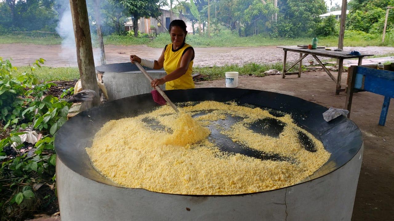 Comunidade de Manacapuru produz 2 mil toneladas de farinha por mês com casa mecanizada