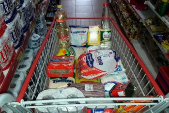Kits de alimentos serão distribuídos aos alunos - Foto: Secom/AP