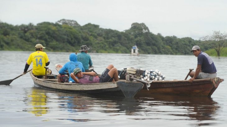 Ribeirinhos atravessam o rio - foto: Agência Brasil