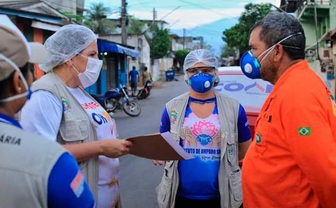 Agente de saúde orientando população sobre o uso de máscaras em Coari (Divulgação/Prefeitura de Coari)