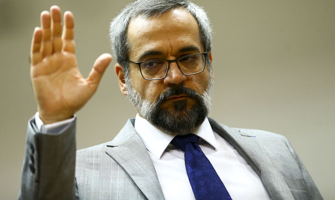 Ministro diz que governo recorrerá de decisão sobre adiamento do Enem