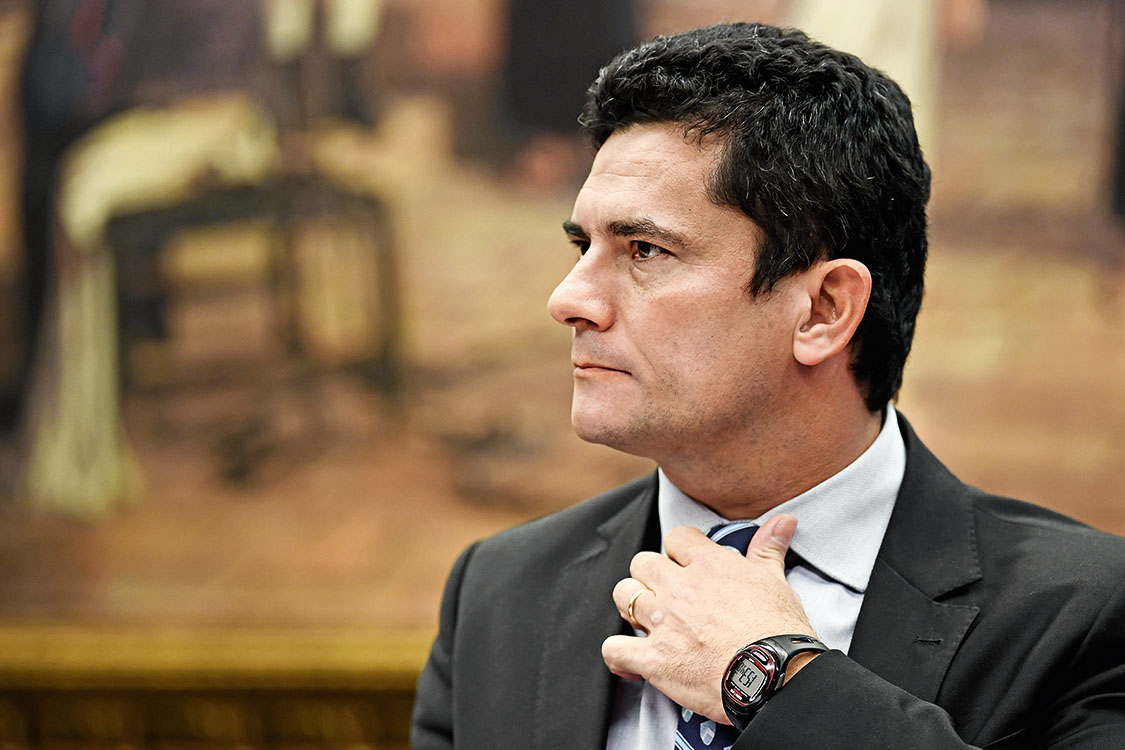 Desembargador pede vistas e julgamento que pode cassar mandato de Moro é suspenso