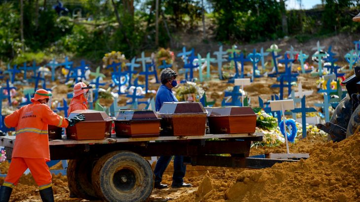 No último domingo, 300 urnas funerárias chegaram à Manaus. Malha fluvial tem auxiliado transporte. Foto: Alex Pazuello / Semcom