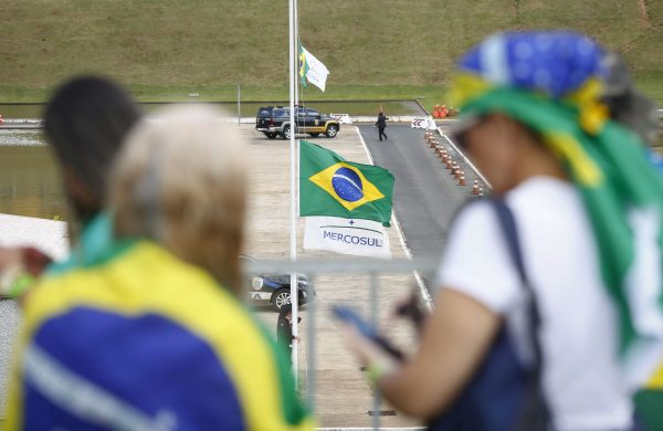Sem respeito ao isolamento social, Brasil atinge 15 mil mortes e passa Itália e Espanha em casos de Covid-19