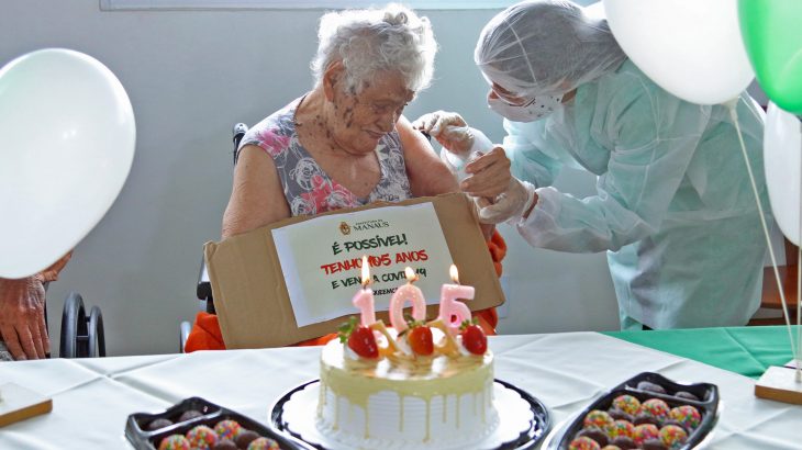 Com um quadro de doenças como diabetes, hipertensão e a idade avançada, D.Arminda ainda teve que encarar um Coronavírus, aos 105 anos de idade, mas, lutou e venceu. (Reprodução/Nathalie Brasil - Semcom)