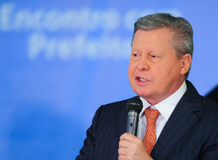 Prefeito de Manaus diz que Bolsonaro tem exame fajuto e que é colaborador direto das mortes por Covid-19 no país