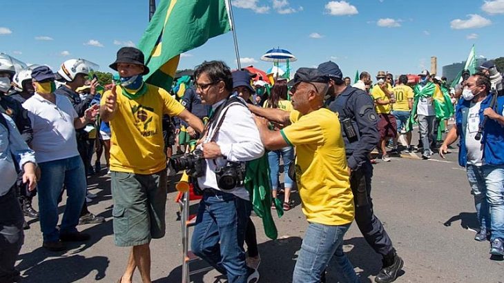 Jornalistas são constantemente agredidos por apoiadores do presidente Jair Bolsonaro. (reprodução/internet)