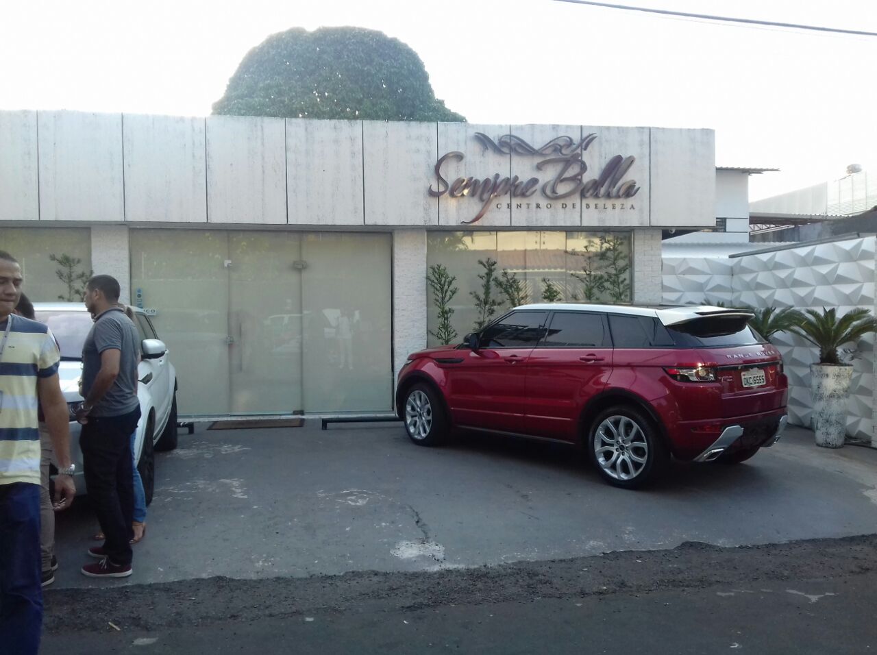 Filha de vereadora consegue na Justiça reabertura de salão de beleza em Manaus