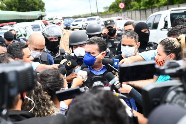 ‘Reféns estavam com estoques no pescoço, enquanto presos cavavam túnel’, diz secretário de Segurança do AM