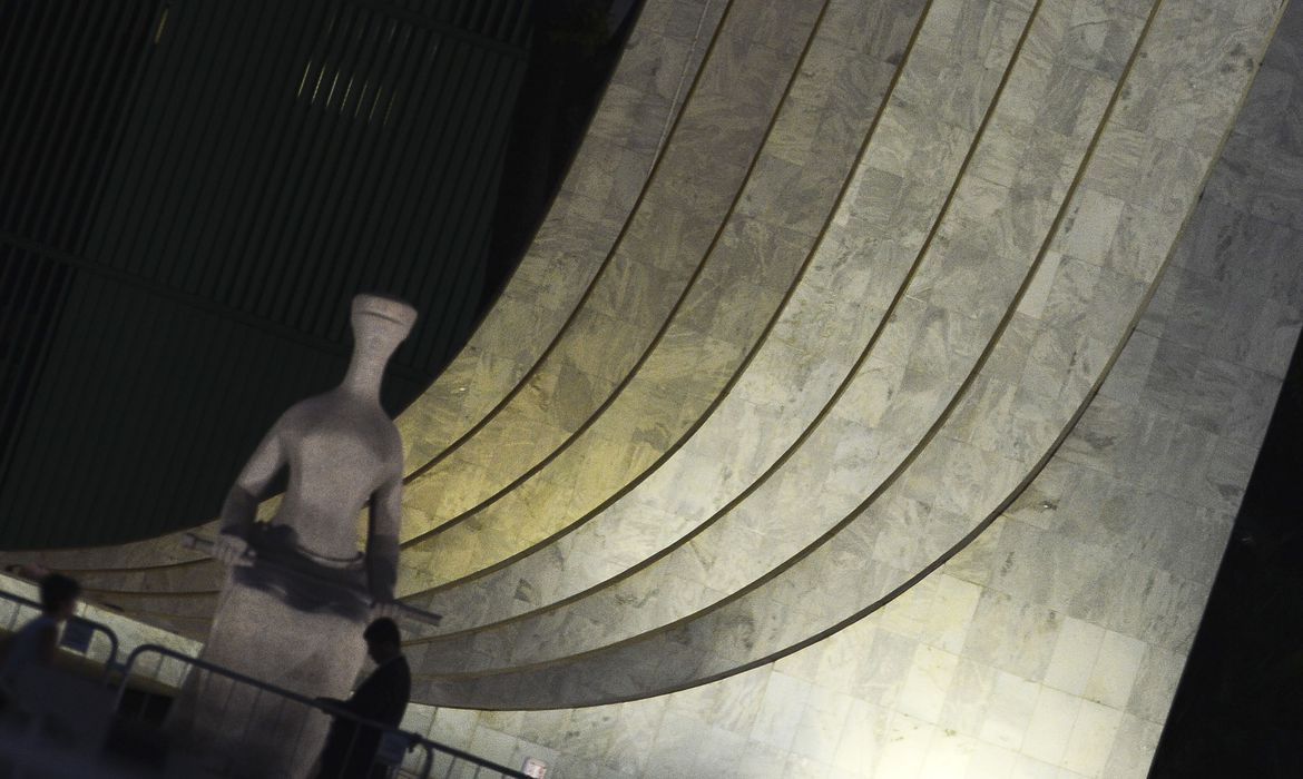 Ministro Celso de Mello autoriza Moro e PGR a verem vídeo de reunião ministerial