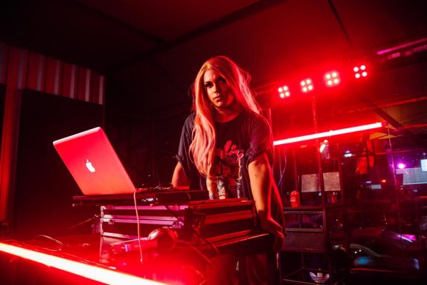 ‘Crises são contornadas; mortes, não’, dizem artistas do AM sobre entrevista de Regina Duarte