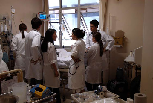 Sem receber em 2020, médicos cogitam trancar programa de residência