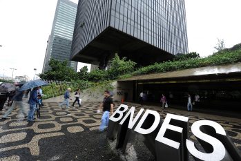 Nas linhas de apoio aos setores mais afetados pela pandemia,o BNDES tem coordenado um sindicato de bancos privados (Reprodução/Internet)