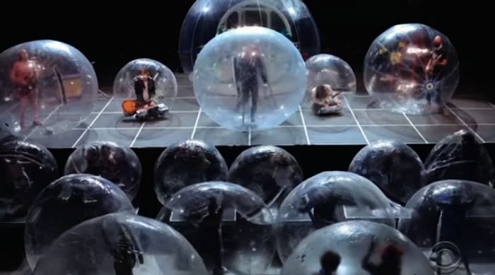 ‘Show na bolha’ pode ser uma bem humorada alternativa para a volta dos artistas aos palcos de Manaus