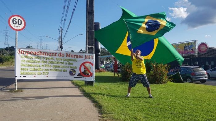 Grupos bolsonaristas realizam manifestação em apoio ao impeachment do ministro do STF