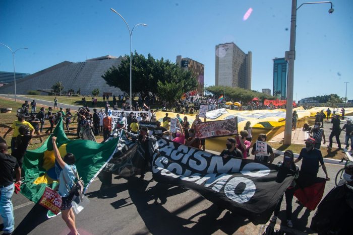 Manifestantes pró e contra Bolsonaro dividem a Esplanada dos Ministérios