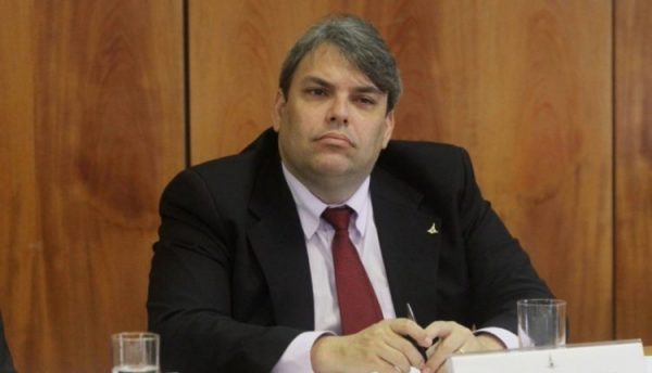 Economista assume como ministro interino da Educação Paulo Vogel ocupará o cargo até a chegada de um nome técnico