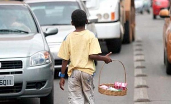 Em Manaus, crianças e adolescentes são submetidos pelos pais à exploração em ruas e avenidas; assista