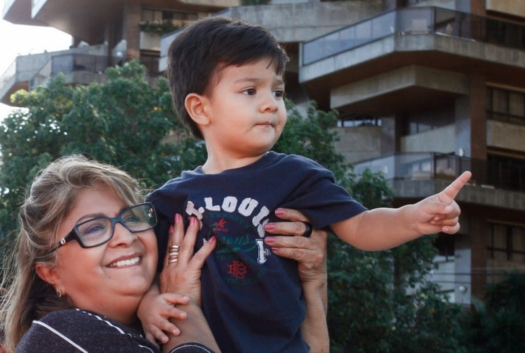 Maria de Nazaré e o neto Bento Brelaz em momento de amor e carinho (Ricardo Oliveira)