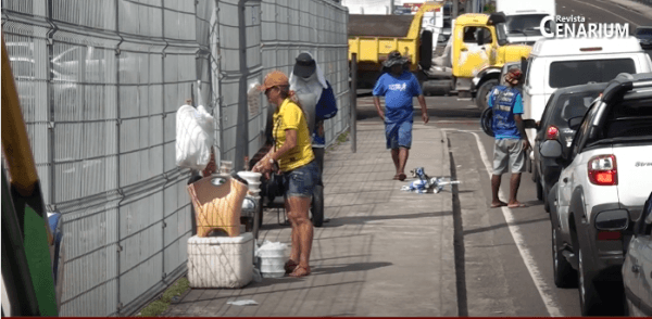 Do semáforo para o sustento da família; veja histórias de ambulantes em Manaus