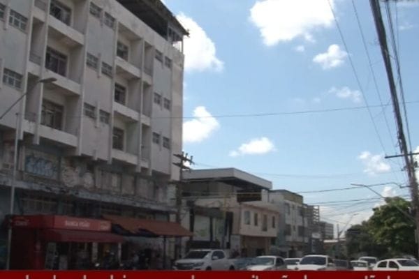 Em Manaus, prédios e terrenos abandonados abrigam moradores em situação de rua; assista