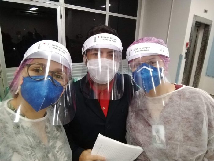 Viseiras devem complementar uso de máscaras com válvulas de proteção para profissionais, diz Anvisa