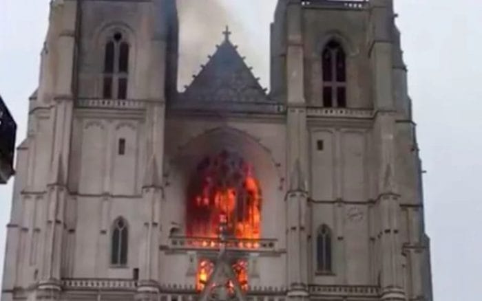 Sob suspeita de incêndio criminoso, catedral do século 15 pega fogo na França