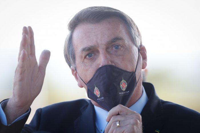Bolsonaro sanciona com vetos lei que obriga uso de máscaras em locais públicos