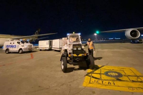 Vacina chinesa contra Covid-19 chega ao Brasil e testes começam nesta terça-feira