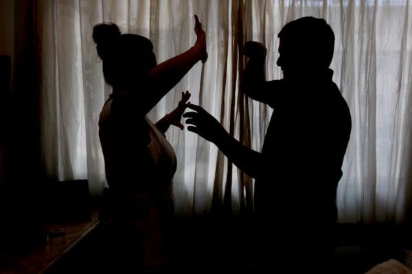 Vítimas de violência doméstica sofrem abusos inimagináveis; confira relatos