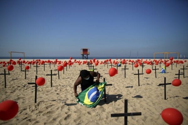 Brasil alcança triste marca de 100 mil mortos por Covid-19 em meio à indiferença de presidente; veja relatos emocionantes