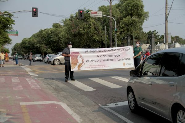 Ruas de Manaus recebem ações de sensibilização em alusão aos 14 anos da Lei Maria da Penha