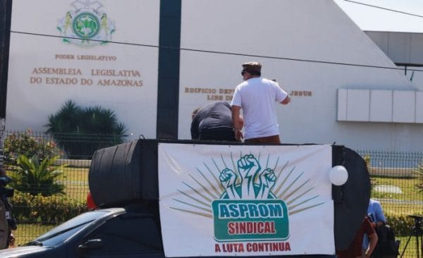 Em novo ato, professores do AM prometem greve caso retorno de aulas seja cumprido