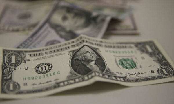 Dólar ultrapassa R$ 5,30, e fecha em seu maior valor em duas semanas