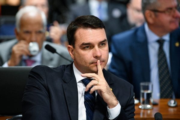 Flávio Bolsonaro testa positivo para Covid-19 e ficará em isolamento