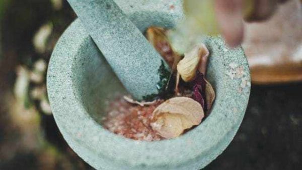 Remédio medieval feito à base de cebola e alho se mostra eficaz como antibiótico