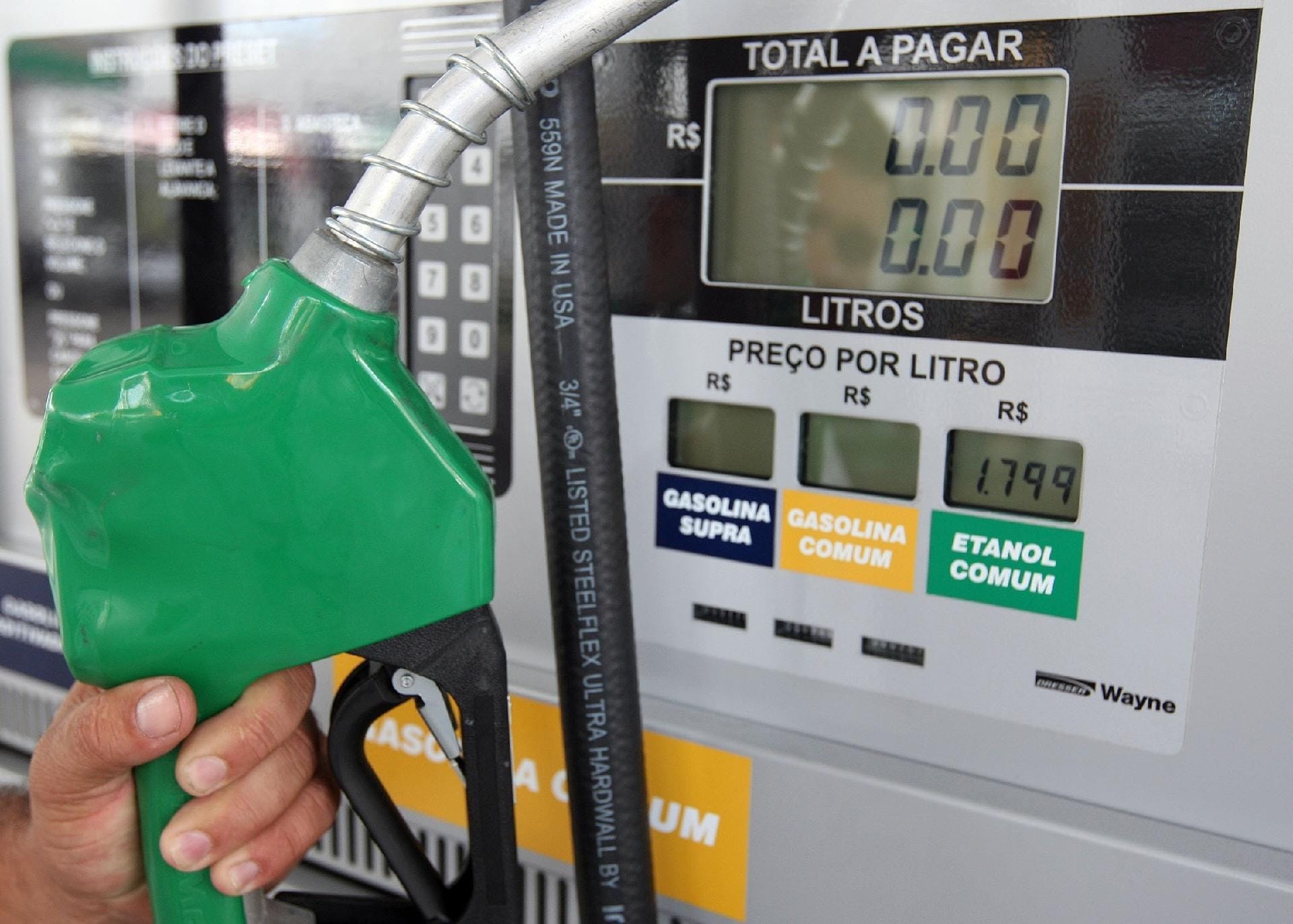 Gasolina com novo padrão passa a valer a partir desta segunda-feira em todo Brasil