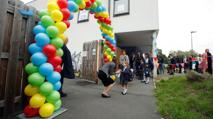 Escolas britânicas começaram a retomar atividades nesta semana (© Matthew Childs/Reuters©)