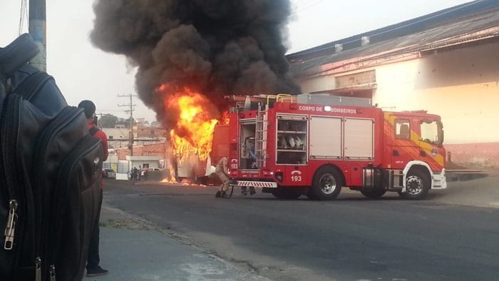 Boletim: Incêndio em ônibus,  campanha do Serasa e crianças em chafariz de prédio empresarial são destaques