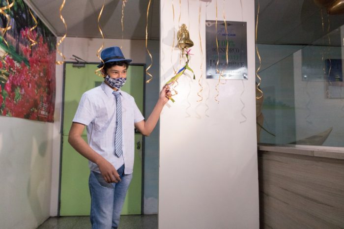 Pacientes infantojuvenis do Hemoam tocam sino da cura em comemoração ao fim da luta contra câncer