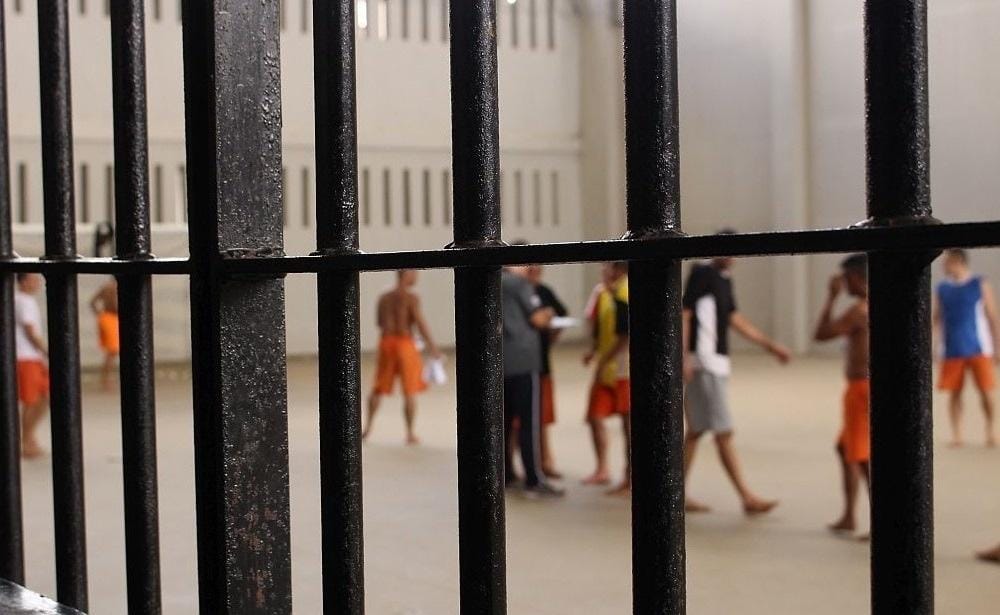 Por conta do risco de contaminação, mais de 60 detentos são soltos de presídios