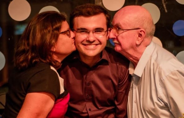 Jovem pobre que emprestava livros para estudar é aprovado em concurso para juiz