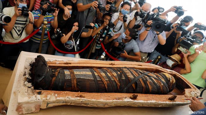 De acordo com os pesquisadores, os caixões, encontrados na necrópole de Saqqara, pertencem a sacerdotes e oficiais.(Reprodução/internet)