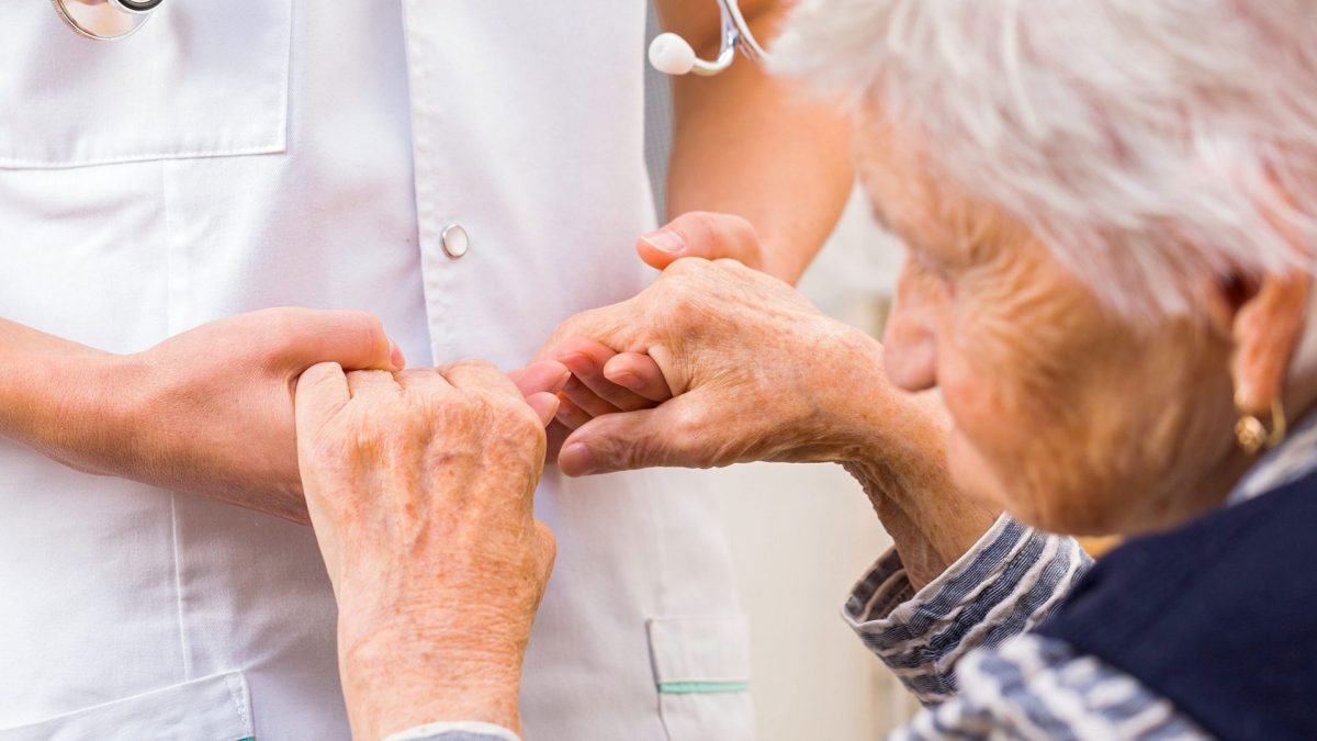 Professor sofre AVC durante aula de yoga virtual e vídeo serve de alerta sobre a doença no Brasil