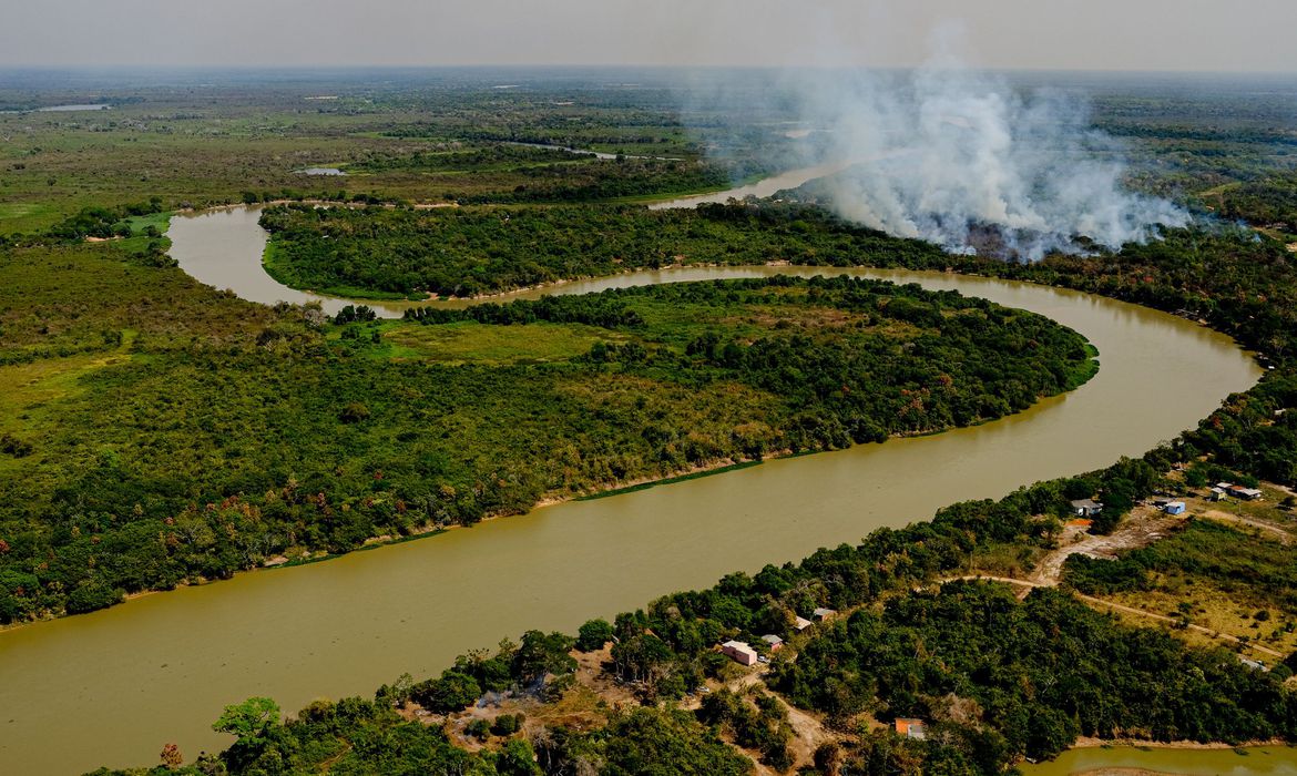 Incêndio no Pantanal: senadores e ministro Salles visitam Corumbá, no MS