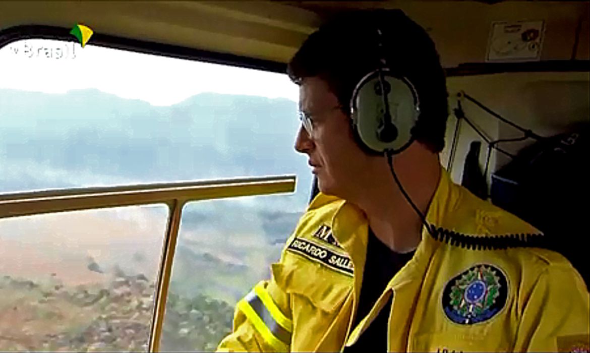 Salles sobrevoa áreas incendiadas no Parque Nacional da Chapada dos Veadeiros, neste sábado